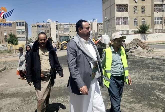 أمين العاصمة يتفقد أعمال الترميم والصيانة الطارئة للشوارع بمديرية شعوب