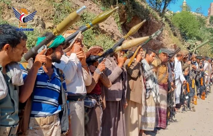 تعز.. لقاء قبلي مسلح بمديرية شرعب الرونة وفاءً للشهداء وتأكيدًا على استمرار النفير