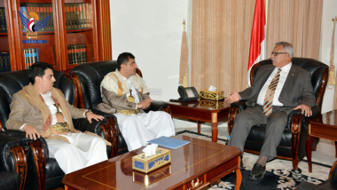 رئيس الوزراء يناقش مع الدكتور أبو لحوم نشاط القطاع الاقتصادي ووزارة المالية